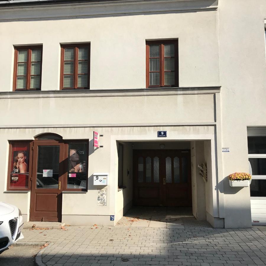 Lg Tiny Korneuburg Exterior photo